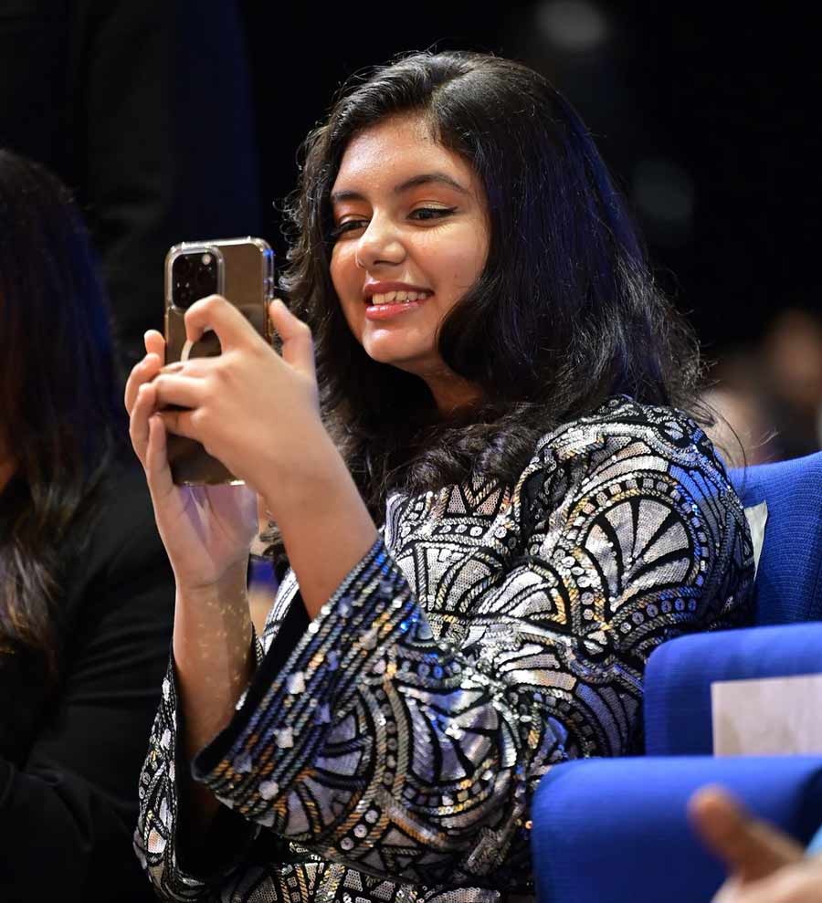 What caught the attention of netizens was Aaradhya capturing her mother’s winning moment on her phone with a radiant smile. 