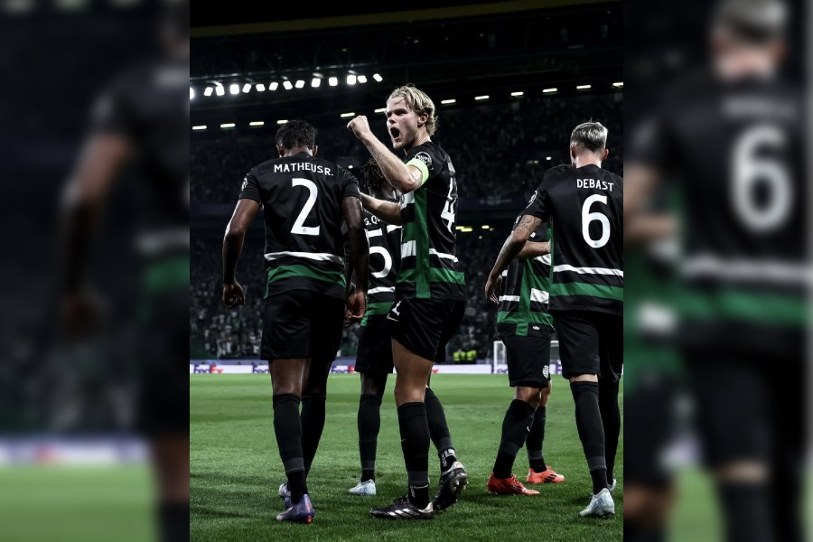 Players of Sporting CP celebrate after scoring their second goal against LOSC Lille.