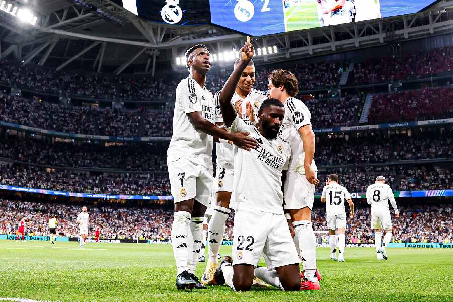 Rudiger celebrates with teammates after scoring the second goal for Real Madrid.
