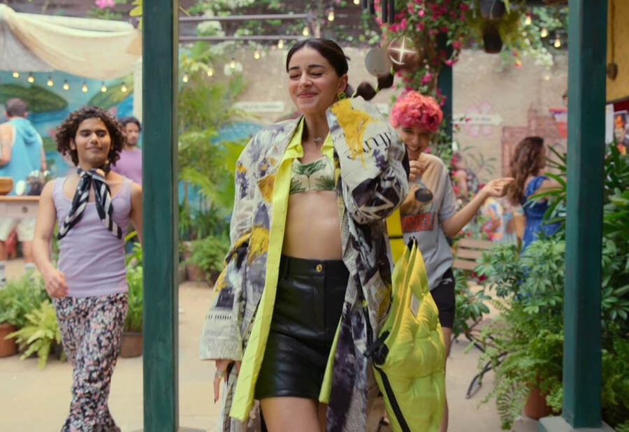 When Bae moves to Mumbai, she puts up at a youth hostel where she finds others like her who are also trying to lead an independent life. It’s here that she begins to experiment with her style, letting her newfound freedom shine through her fashion choices.  Her outfit for her first day of work at a news channel is a case in point. The once-spoiled South Delhi princess arrives in a striking newspaper-print shrug over a neon yellow shirt, bralette and black leather mini skirt. An oversized neon bag is the perfect accessory.