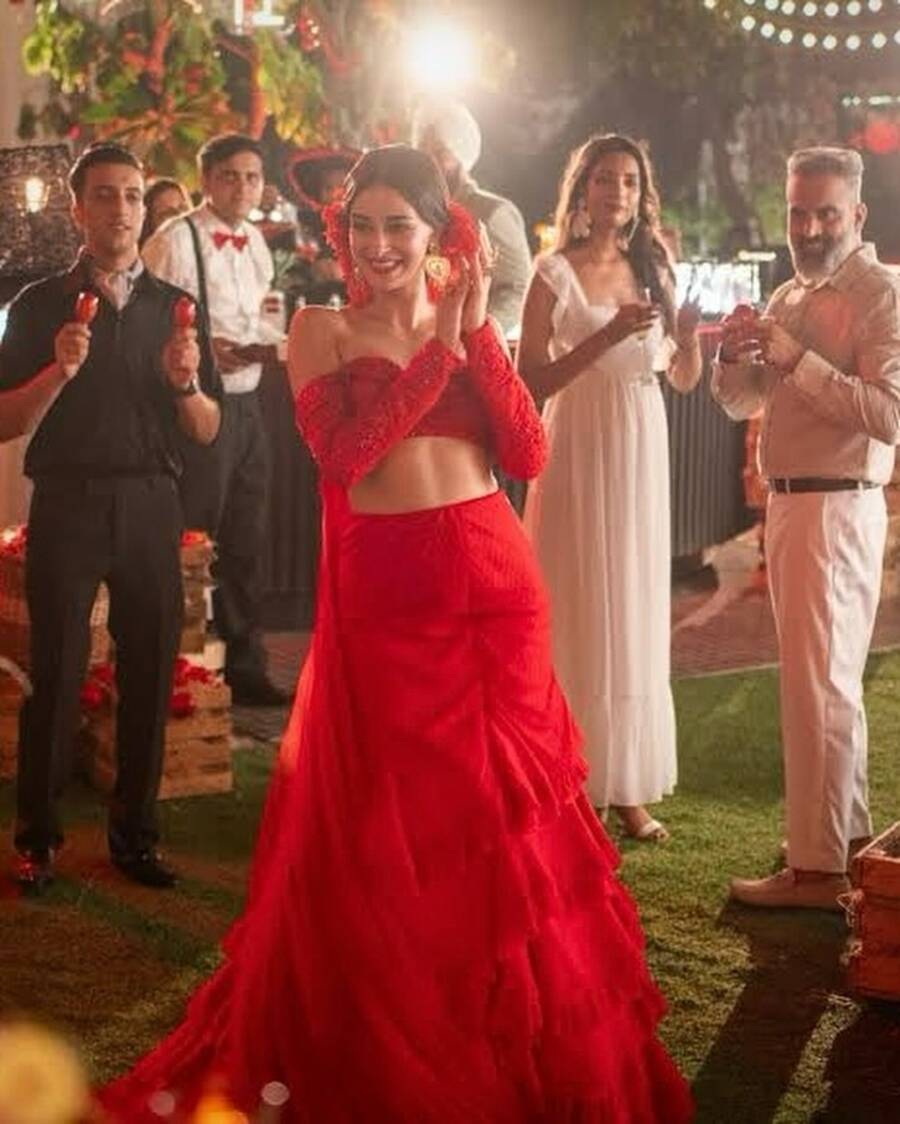 To celebrate her wedding anniversary themed on Spain’s La Tomatina festival, Bae dressed up in a tomato red off-shoulder fish-cut lehenga choli designed by Mala and Kinnary India. The outfit fuses Indian ethnic and western styles, and the frills and ruffles add just the right touch of drama to the look.