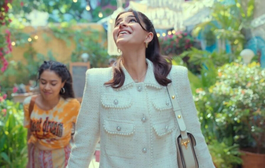 The white pearl suit set that Bae wears in the second episode might remind you of Emily Cooper’s pantsuits in the Netflix series Emily in Paris. Still reflecting the elegance of her affluent past, Bae runs into her husband and brother in Mumbai, and for the first time, looks them in the eye and tells them she would live life on her own terms.