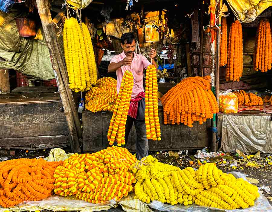 Mullick Ghat flower market near the Howrah Bridge buzzes with sellers gearing up for the busy weekend