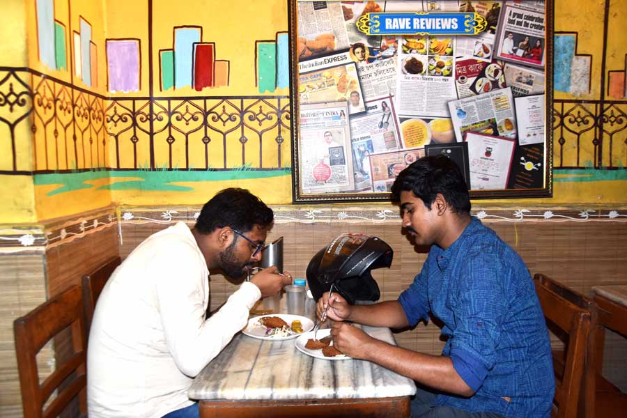 The seating spaces and wooden furniture are enough to give you the taste of nostalgia and take you back to the ’90s 