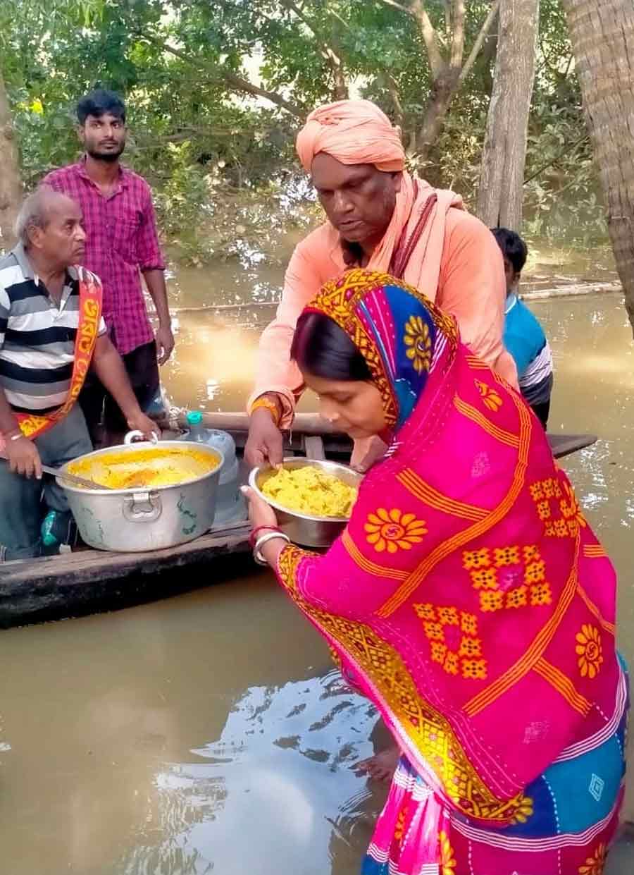 Several areas in south Bengal are still underwater. To help people in need during the floods, Bharat Sevashram Sangha has started providing cooked meals in affected areas like West Midnapore and North 24-Parganas   