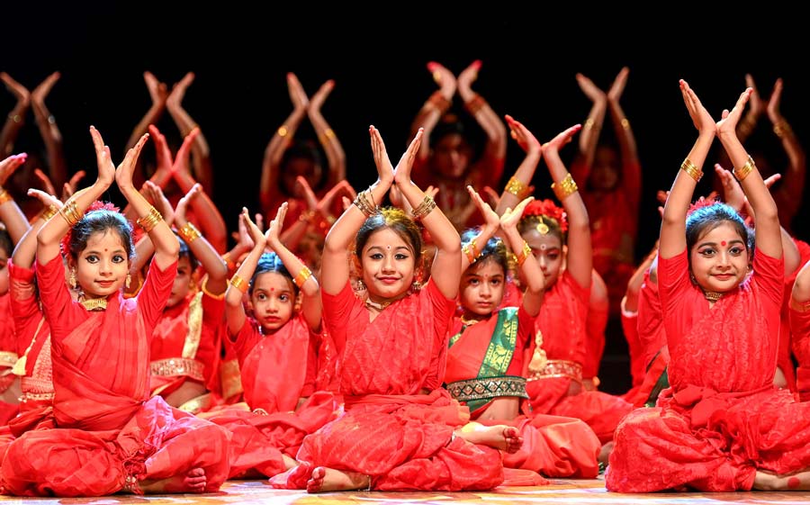 Odissi dancer Dona Ganguly and her troupe, Diksha Manjari, celebrated an artistic presentation of the legend of ‘Mahishasur Mardini’ at a full-house show at Rabindra Sadan on September 22 evening