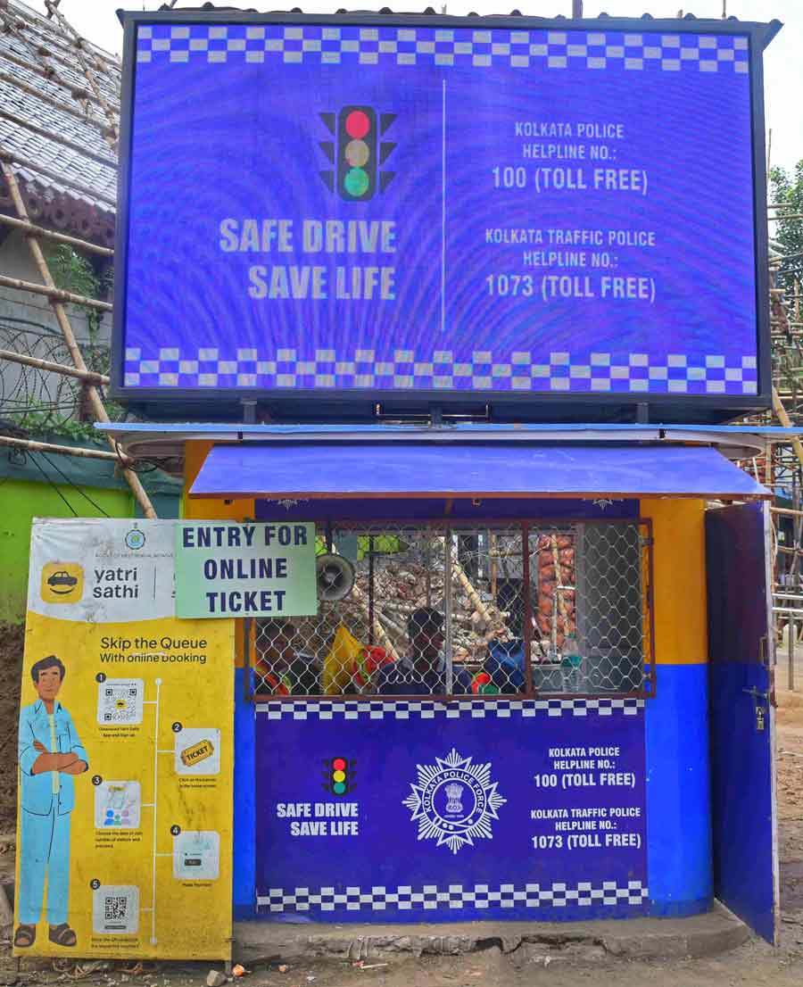 Kolkata Traffic Police kiosks have been set up at several locations in the city to help citizens book cabs through the Yatri Sathi app. The app developed by the state government can also be used to book entry tickets to Alipore Zoo, Alipore Museum, Nicco Park and Eco Park among other places