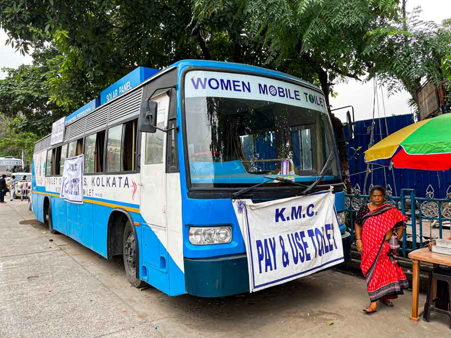 Kolkata Municipal Corporation has deployed mobile toilets for women at Esplanade as shoppers scout New Market before the festive season. The toilets also offer free sanitary napkins 