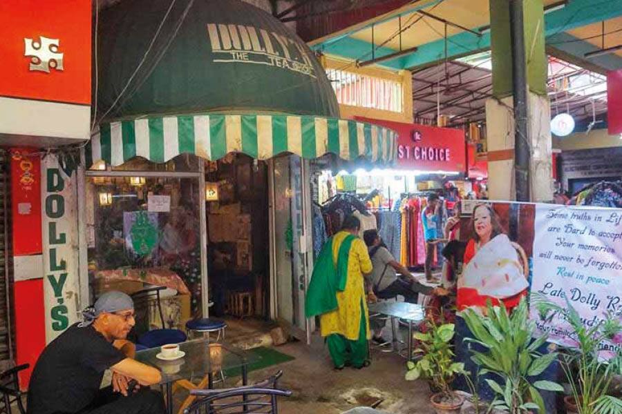 Nestled in the heart of south Kolkata’s shopping hotspot, Dakshinapan, Dolly’s is like a time capsule, offering old-world charm and the unmistakable aroma of chaa