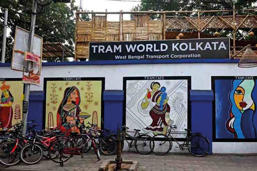 Sip on a warm 'bhanrer chaa' and much on some 'dim pauruti', bakery’r biscuit or 'ghugni' right here