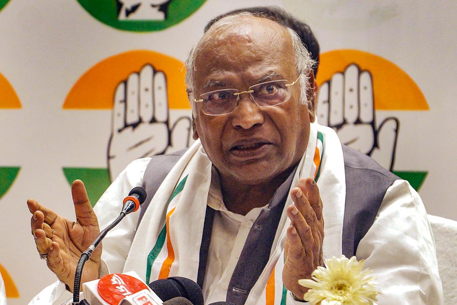 Congress Congress issues 'legal' threat to Election Commission for