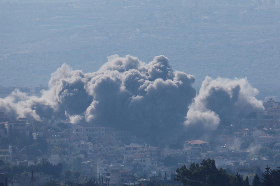 Smoke billows over southern Lebanon following an Israeli strike, amid ongoing cross-border hostilities between Hezbollah and Israeli forces, as seen from Tyre, Lebanon September 26, 2024.