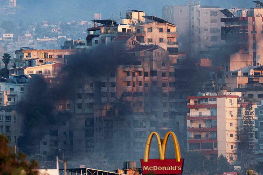 Smoke billows over southern Lebanon following an Israeli strike, amid ongoing cross-border hostilities between Hezbollah and Israeli forces, as seen from Tyre, Lebanon September 25, 2024. 