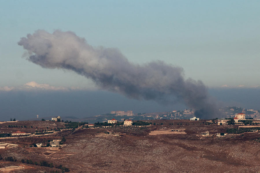 Smoke billows over southern Lebanon following an Israeli strike, amid ongoing cross-border hostilities between Hezbollah and Israeli forces, as seen from Tyre, Lebanon September 26, 2024. 