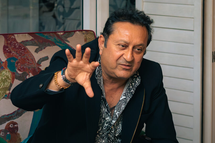 With an animated audience thoroughly involved in the conversation, Sondhi, with timely prompting from Choudhury, touched upon a gamut of regimes and figures — from Sheikh Hasina in Bangladesh to Imran Khan in Pakistan to India’s Sam Manekshaw. In the latter half of the chat, Indira Gandhi’s Emergency, the Armed Forces (Special Powers) Act and the ongoing RG Kar protests also came up.  “It was an engrossing discussion, evoking the march of lawful gunmen in the garden of democracy,” observed advocate Anubhav Sinha (pictured) from the audience