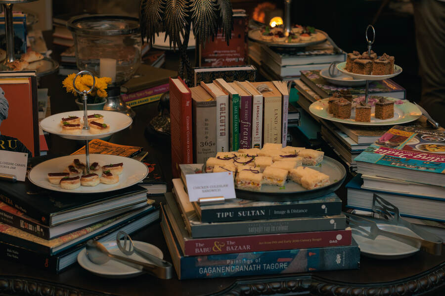 To spice up the evening further, the high tea entrees came in the form of delectable Bandel cheese canapes, tender chicken and coleslaw sandwiches, iced walnut cake and tarts topped with an assortment of fruit, complemented by masala chai, Darjeeling tea and coffee