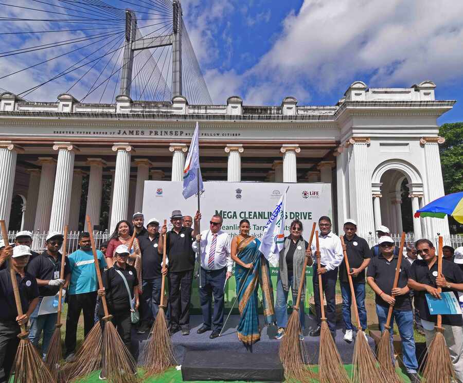 British deputy high commissioner to East and North East India  Andrew Fleming, actor Gargi Roy Chowdhury, entrepreneur and wildLife enthusiast Shiladitya Chowdhury, Ayaz Shafi, a professor from IQ City World United School of Business (WUSB), and director Dhriti Banerjee of Zoological Survey of India flag off Swachhata Hi Seva campaign from Prinsep Ghat Memorial on Friday. WUSB students, general public and ZSI employees cleaned the Hooghly river bank and surroundings
