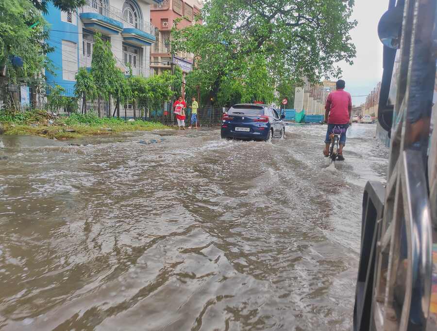 Heavy rainfall since September 25 has left several parts of Kolkata underwater. In picture, waterlogging on VIP Service Road. IMD recorded 26.1mm rainfall between September 26 and September 27 evening