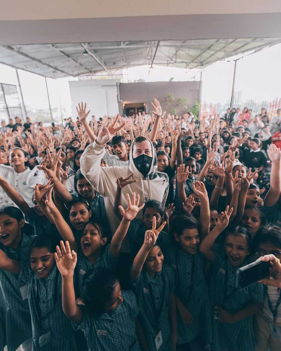 Friday (September 27) afternoon was a special one for the kids at Ek Tara school and foundation along with the Tomorrowland Music and Arts School as Norwegian DJ, Alan Walker, visited the location. This took place before his performance at Sunburn Arena, which is part of his 10-city India tour called ‘Walker World’. Before he kicked the tour off in the city, the artiste visited the foundation to spend an afternoon with the children