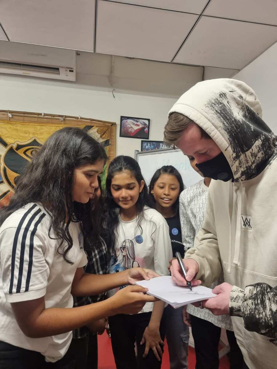 As he entered, the children performed a variety of songs to welcome him. He was given a tour of the Early Childhood Learning Centre, followed by a visit to the Music and Art School, where he signed a few items and explored the school