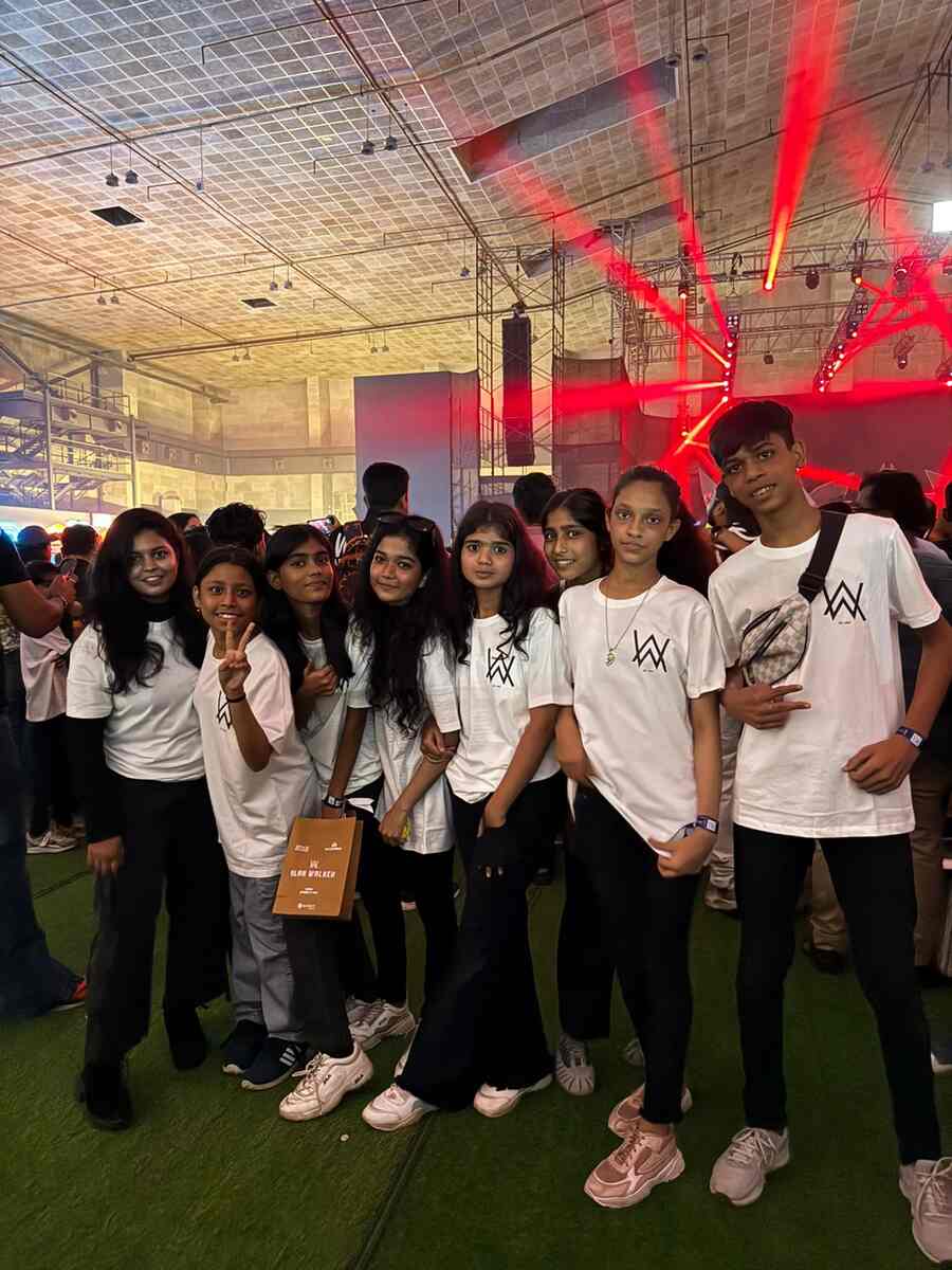 After the performances, before taking his leave, he offered tickets to the children for the Sunburn Arena show. He also gifted them T-shirts and other merchandise