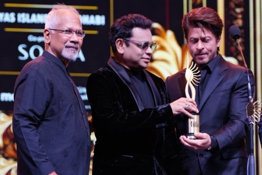 IIFA 2024 IIFA 2024 Shah Rukh Khan touches Mani Ratnam’s feet and