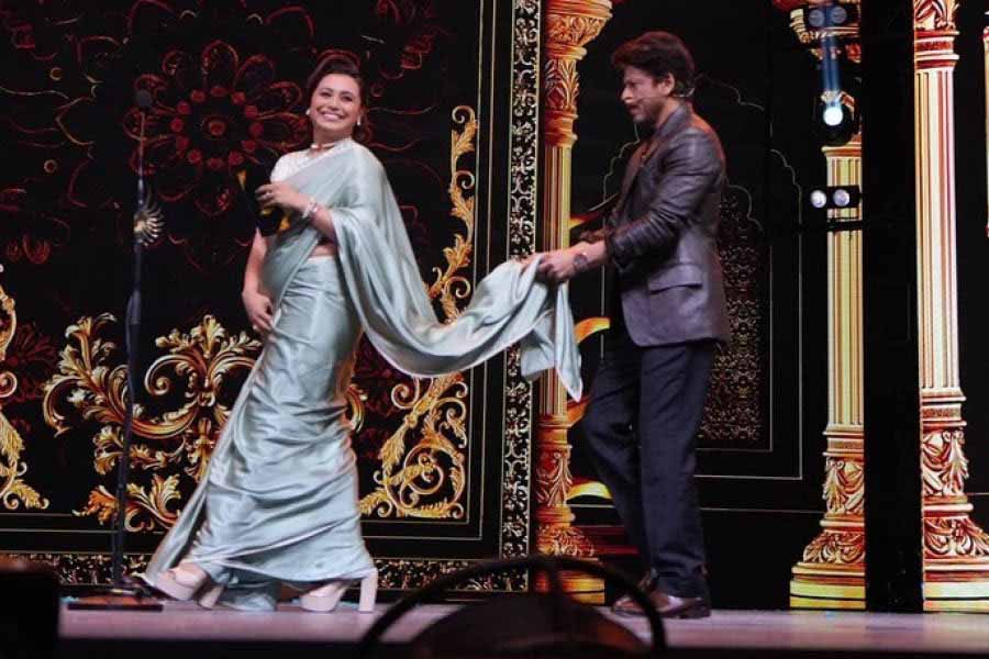 IIFA Awards Shah Rukh KhanVicky Kaushal’s viral dance to Bobby Deol