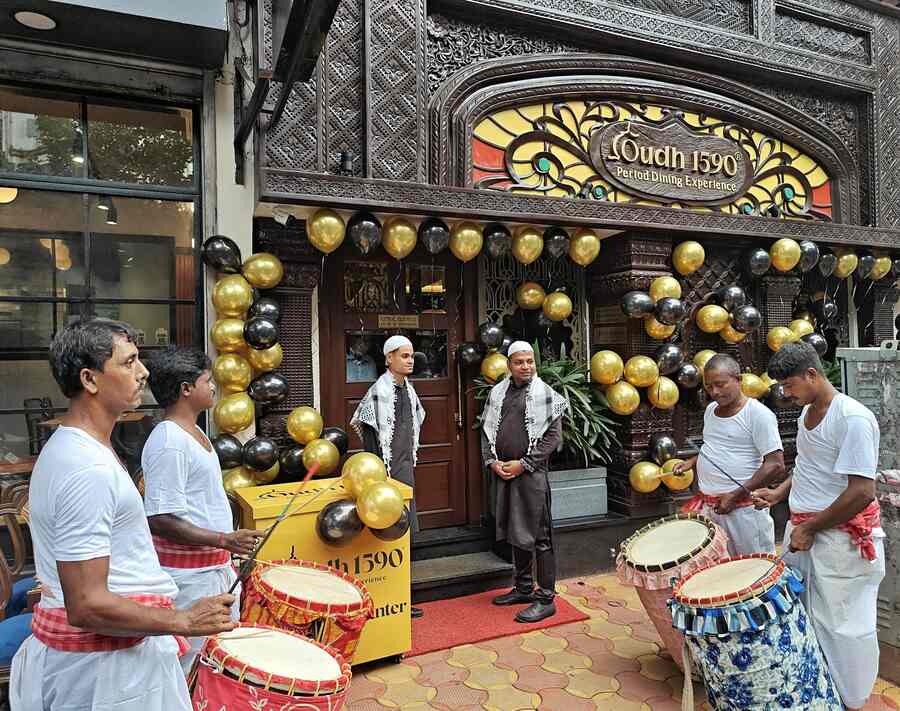 The rhythmic beats of the dhaak greeted guests. Nestled between Park Street and New Market, the restaurant is perfectly positioned to attract a lively crowd from the nearby entertainment and commercial zones. Oudh 1590 has carved a niche for itself as the torchbearer of Awadhi cuisine, ever since its flagship outlet opened in Deshapriya Park in 2013. Today, there are 13 outlets spread across Kolkata, and one in Noida