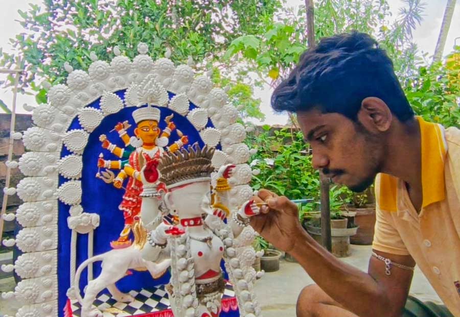 Idol artist Soumyadeep Mondal of Nadia district’s Shantipur has made a miniature Durga 