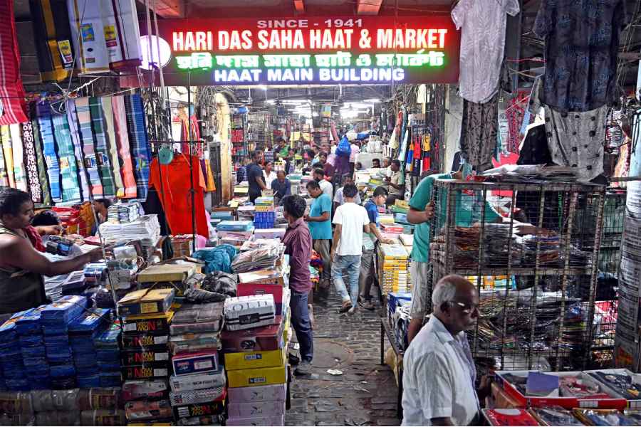 At the cross section of Acharya Prafulla Sarkar Road and Grey Street in north Kolkata, a night market — the Hari Das Saha Market — unfurls, bringing together vendors and sellers at one place close to midnight