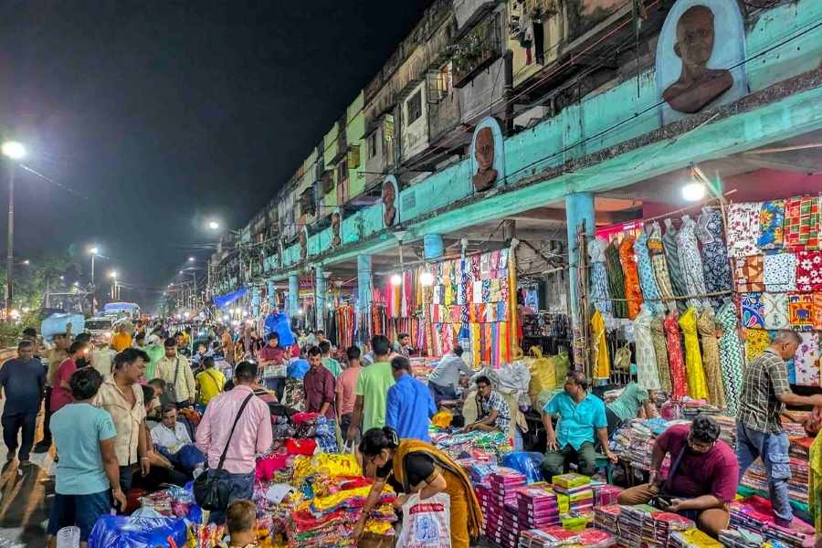 Hari Das Saha Market was established in 1941. Locally it is known as Hari Saha Market or Harisha Market. It is Kolkata’s one of the cheapest and biggest wholesale markets for readymade garments