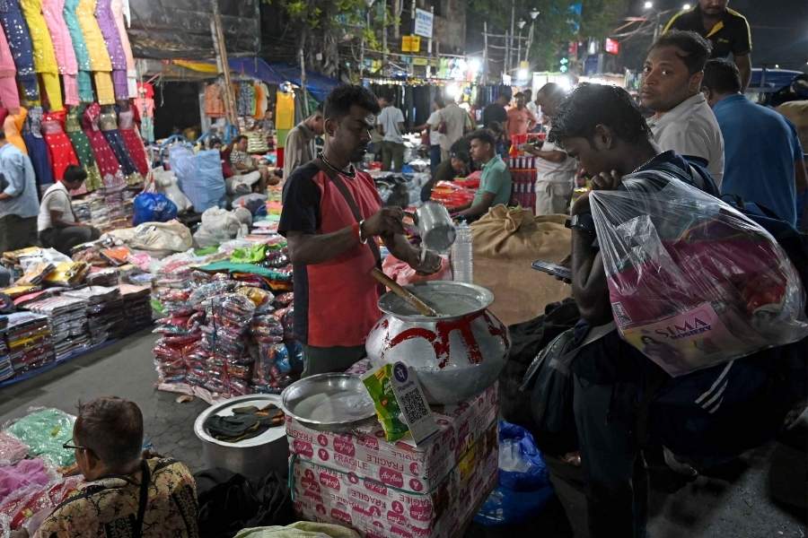 While the buyers and sellers go about their business all night, they can also keep themselves fueled with food and drinks from the hawkers