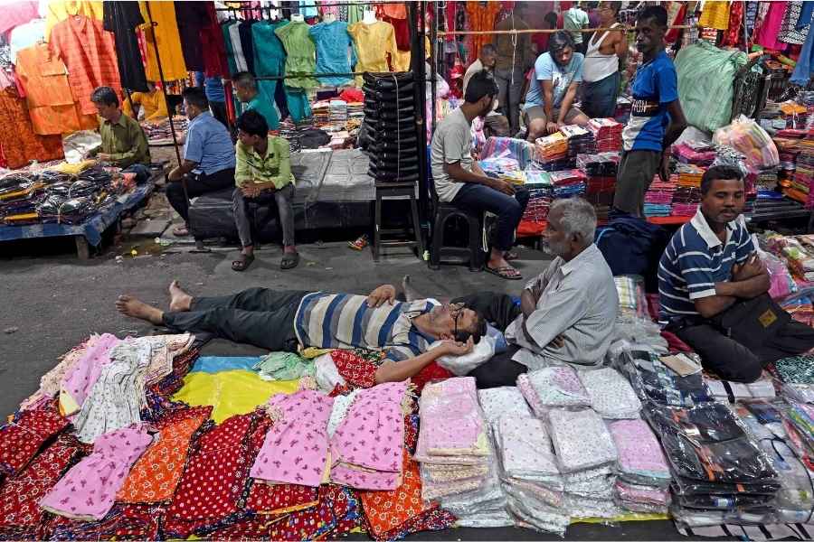 One can reach Hari Das Saha Market from all major railway stations of Kolkata. The market opens at 10pm on Tuesdays and Saturdays and goes on till 7am the next day. In the morning, the wholesale market sells garments at retail prices