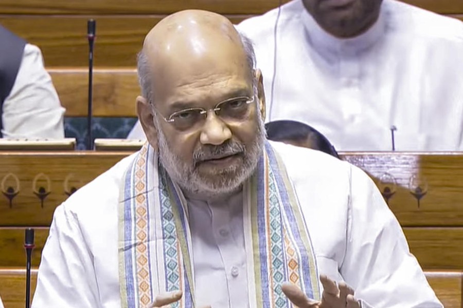Akhilesh Yadav (left), Amit Shah (right)