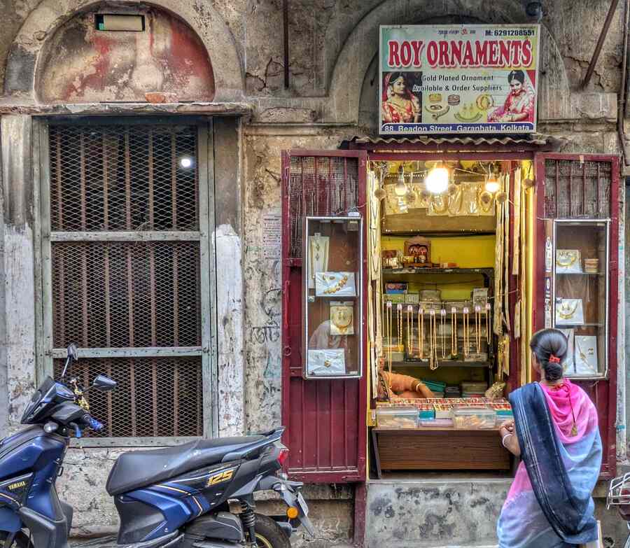 In the bylanes of north Kolkata, Garanhata Street is a hidden jewellery wholesale market, overshadowed by the larger Bowbazar market. From gold and silver to copper and imitation jewellery — one can get their hands on some affordable handmade accessories