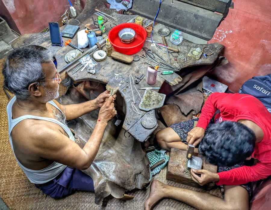 The lane is lined with shops big and small. Walking down, one can spot craftsmen melting, bending and making accessories out of different metals