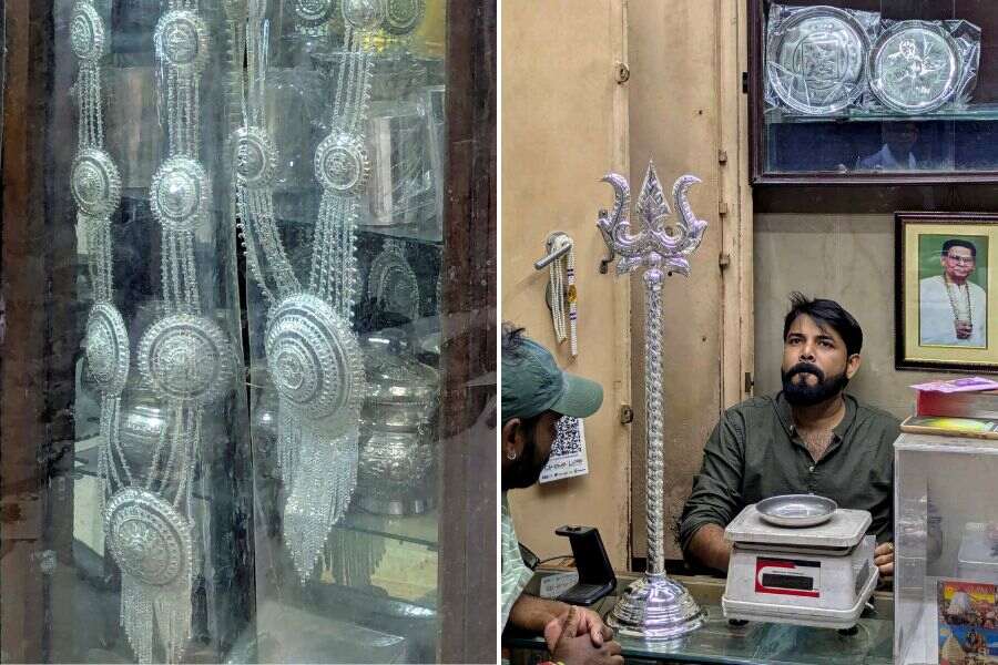 Silver and German silver neckpieces, earrings, rings, bangles, bracelets and jewellery sets are available at affordable prices. One can also find showpieces made of silver, and silver-coated showpieces filled with gallium – great for gifting and home decoration