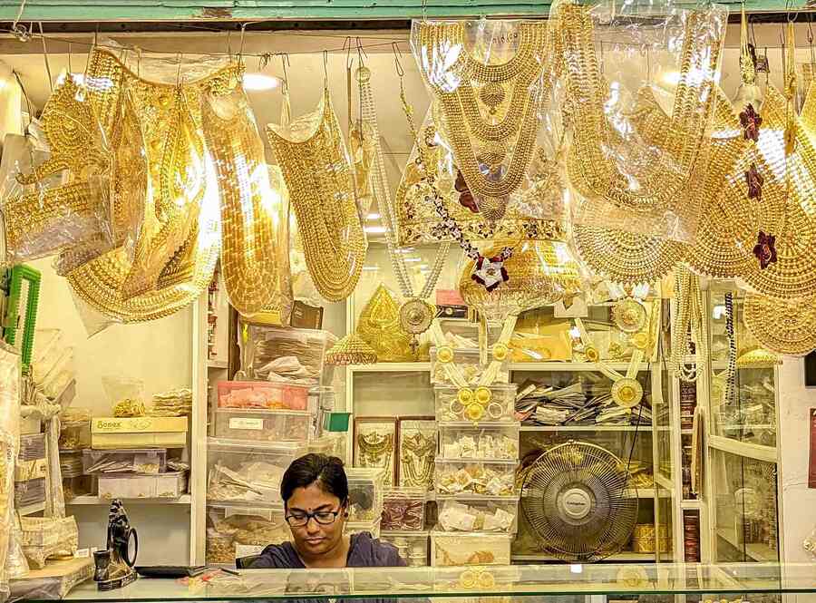 The shops have a wide range of gold-plated copper and brass wedding jewellery. From elaborate tiaras to necklaces — one will be spoilt for choices when it comes to design