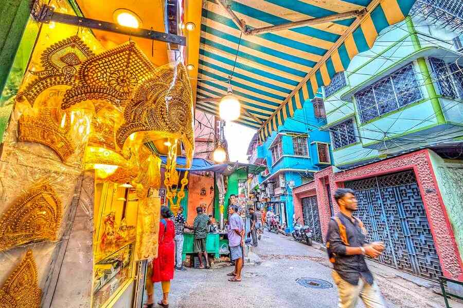 Garanhata is open from 12pm to 8pm on all days except for Sunday. The nearest metro station is Girish Park