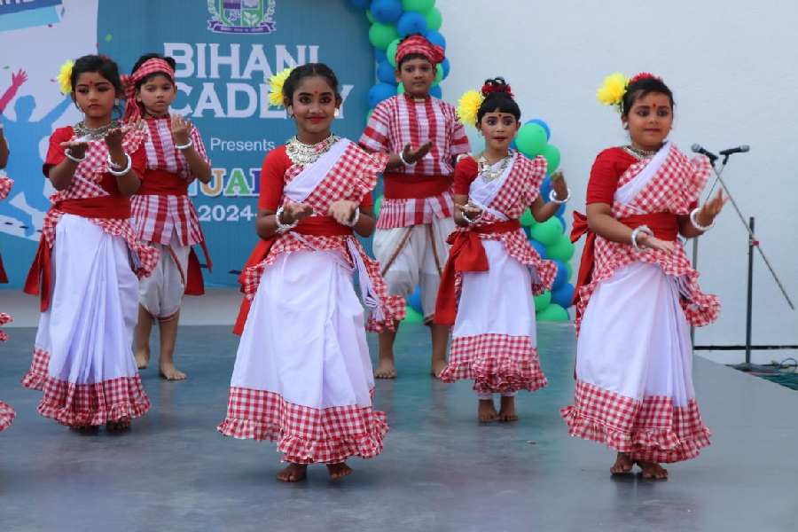 Children dance to the folk song, Lal paharir deshe ja, on Day I