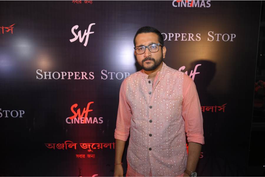 Parambrata Chattopadhyay looked dapper in a pink kurta at the premiere. He was accompanied by his wife, Piya Chakraborty.