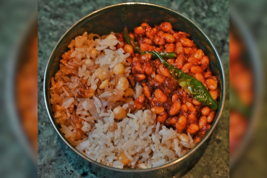 Next up is a zesty tofu and bottle gourd curry with a helping of aromatic jasmine rice with white peas topped with spicy stir-fried soybean. Sides include pumpkin and bok choy stir fry sautéed in a light sauce, and hand-pounded creamy cashew and tangy tomato and preserved bean dips