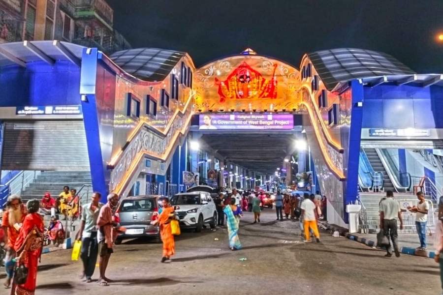 There are five points of entry and exit: from SP Mukherjee Road; outside the Kalighat temple; on Sadananda Road; at the Kalighat fire station intersection; and from the second floor of the new Kalighat Hawkers’ Corner
