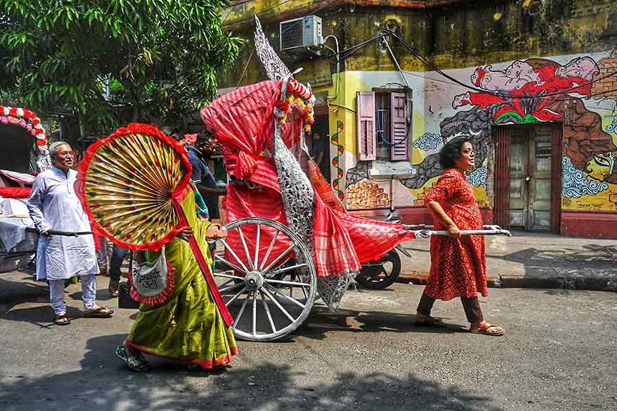 A rally with traditional Bengali elements like ‘haat pakha’ and ‘haatey tana rickshaw’ was organised by councillor Minakshi Gangopadhyay at Deshbandhu Park