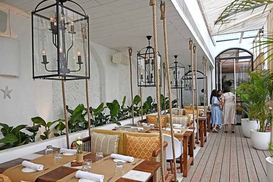 The white-walled casual dining restaurant transports you to the picturesque alleys of Greece