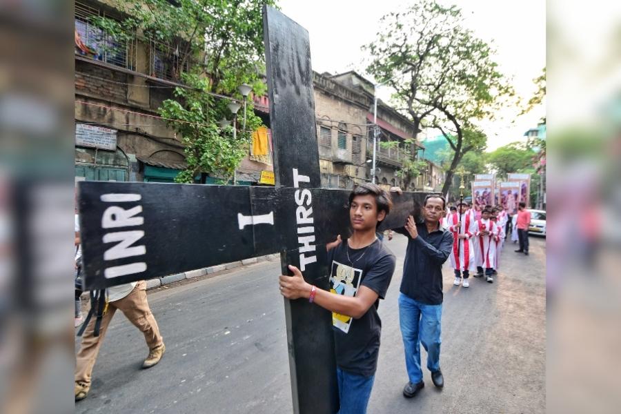 Devotees carry the Holy Cross on their shoulders at Taltala