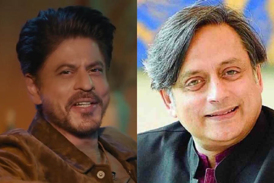 (left to right) Shah Rukh Khan, Shashi Tharoor
