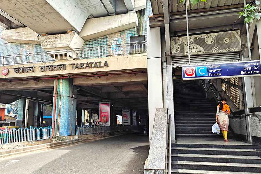 Taratala station is at Pathakpara, about 200m from the main Taratala crossing