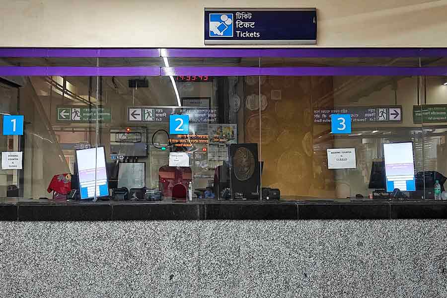 When My Kolkata visited, ticket counters at both Behala Bazar and Taratala metro stations were shut