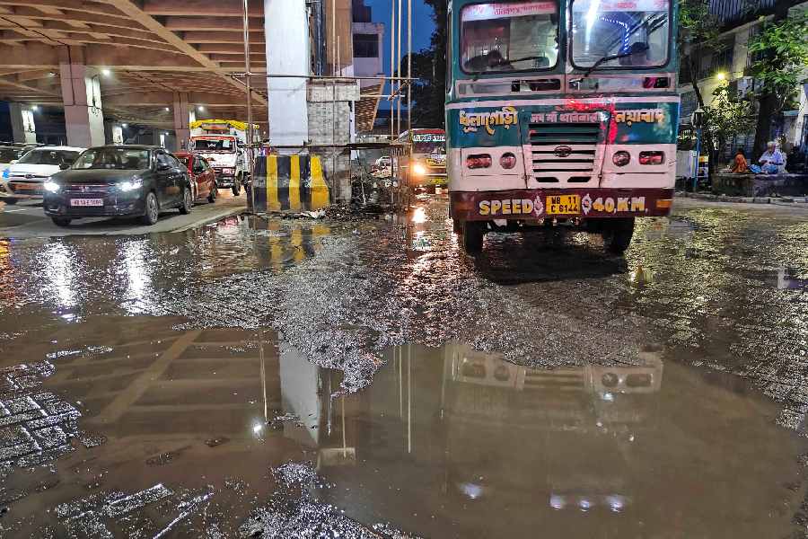 Kolkata Traffic Today | New Town to Garia: Heavy rains, broken roads clog  vital Kolkata artery - Telegraph India